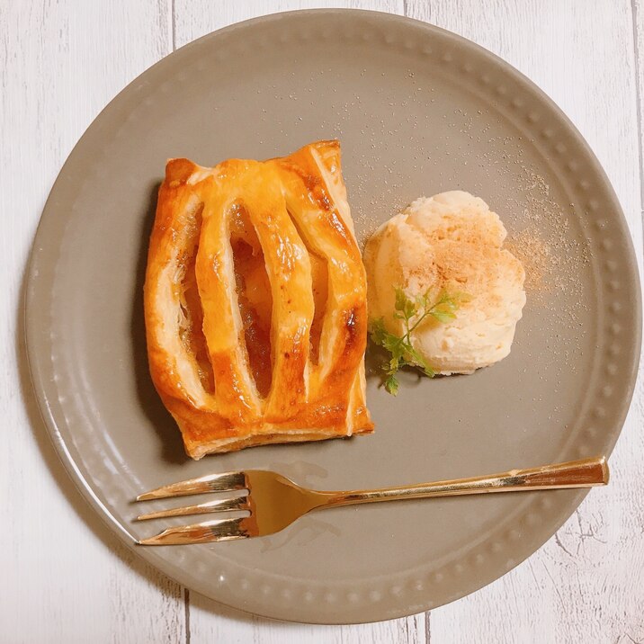 冷凍パイ生地で簡単アップルパイ